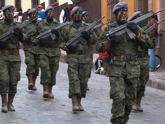 Desfile militar em dia de festas em San Miguel de Allende, no México